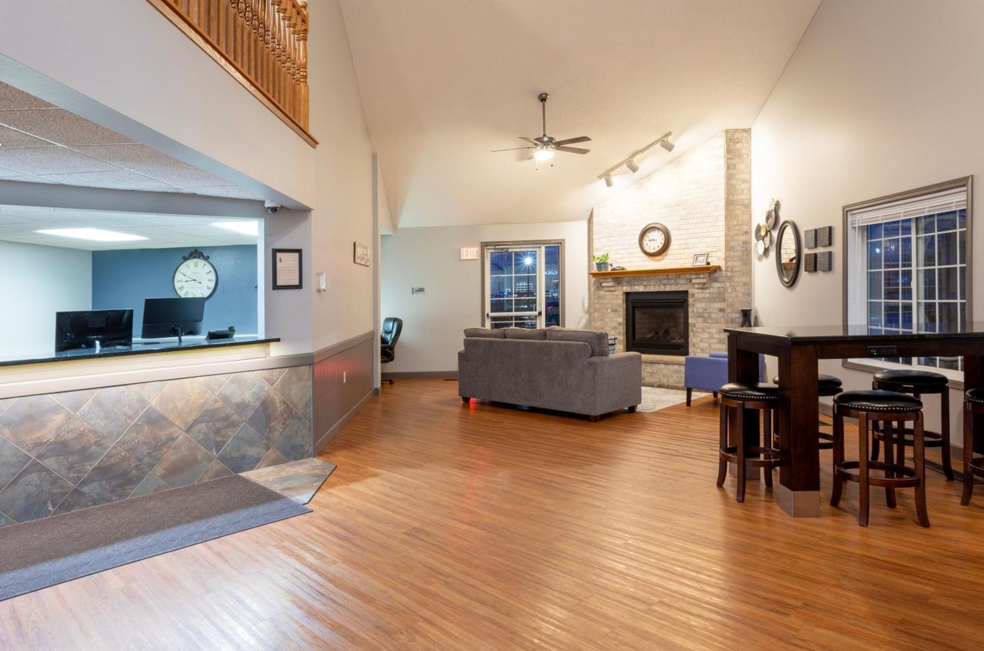 Paynesville Inn & Suites Buitenkant foto