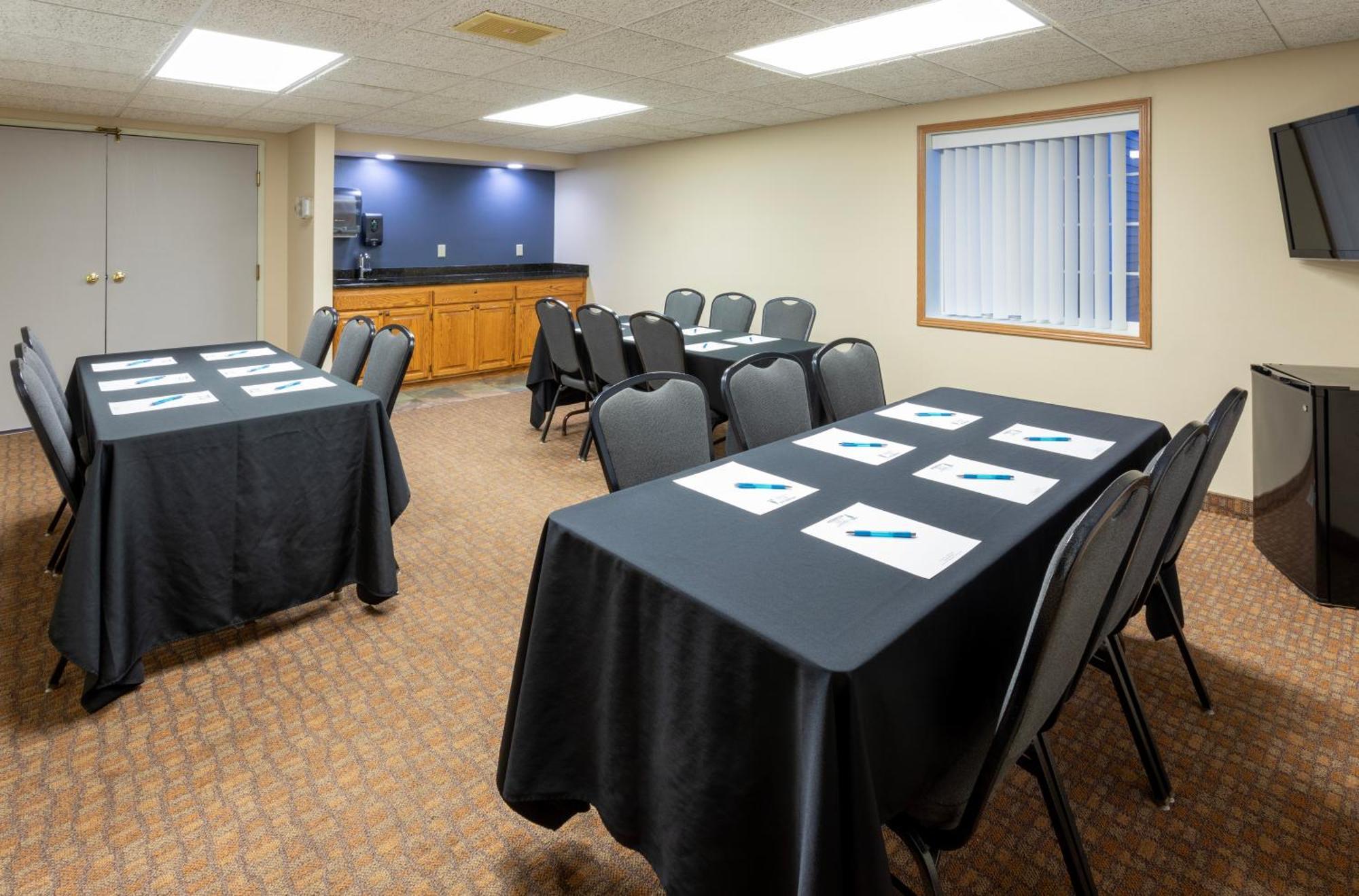 Paynesville Inn & Suites Buitenkant foto