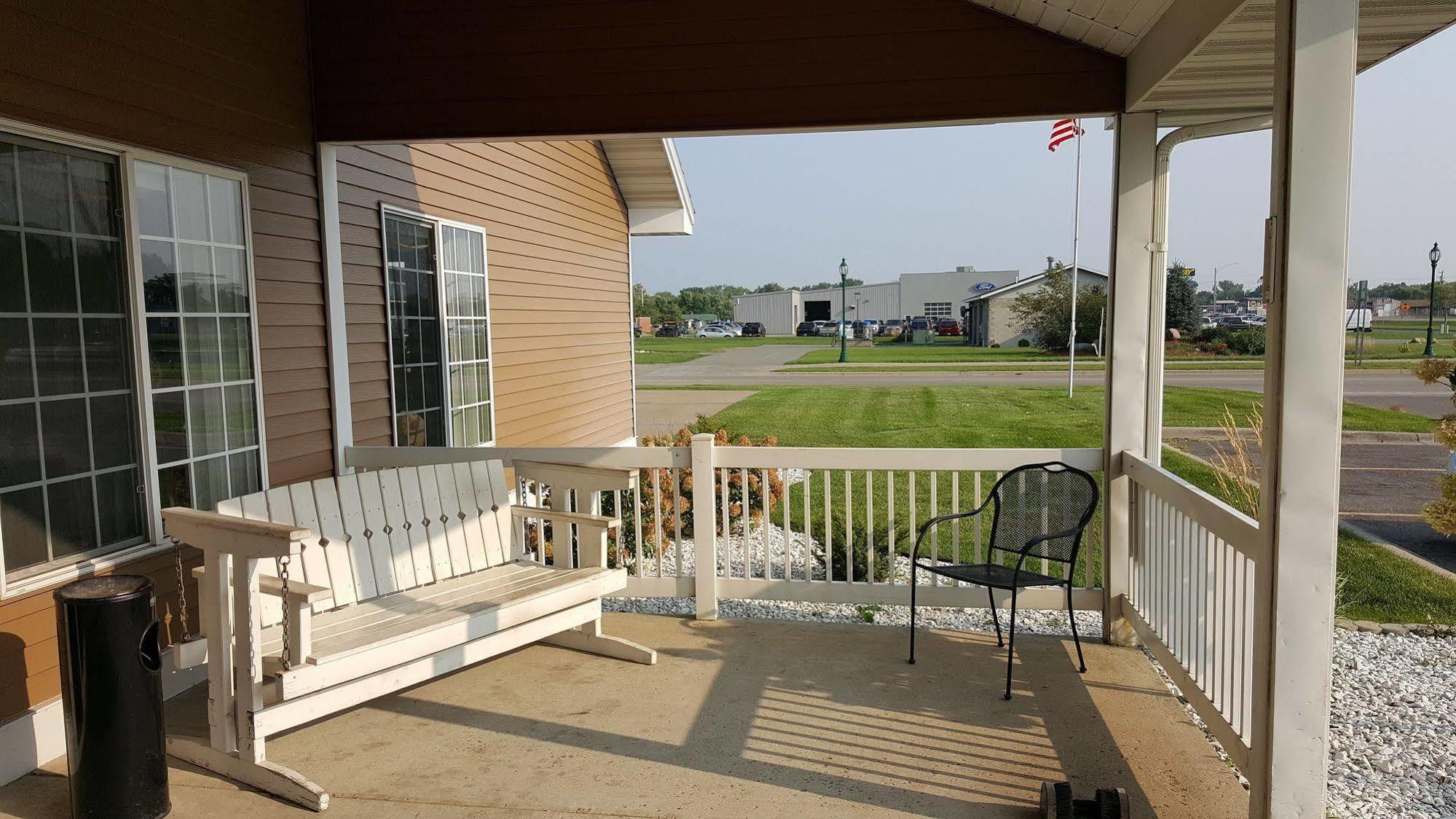 Paynesville Inn & Suites Buitenkant foto
