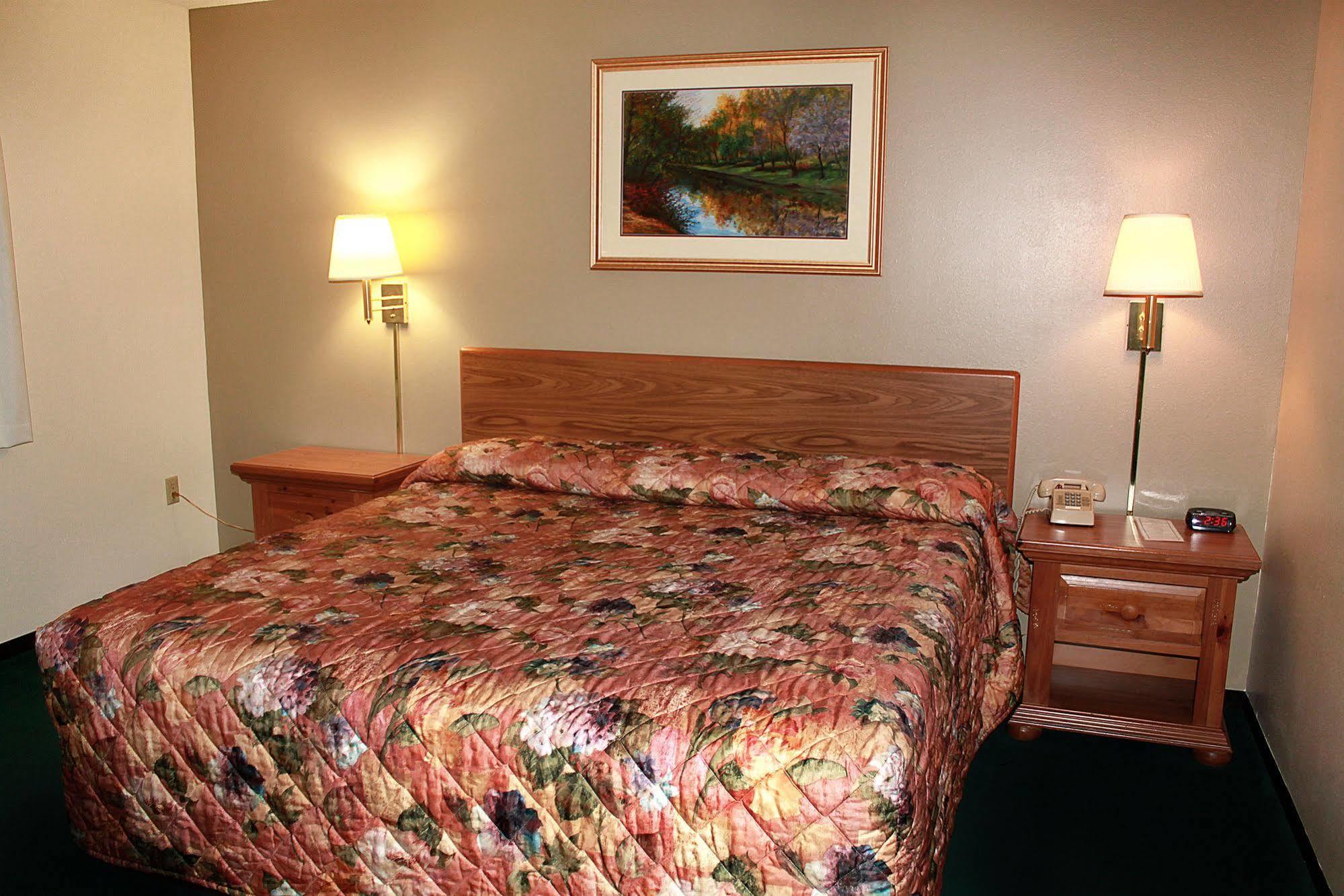 Paynesville Inn & Suites Buitenkant foto
